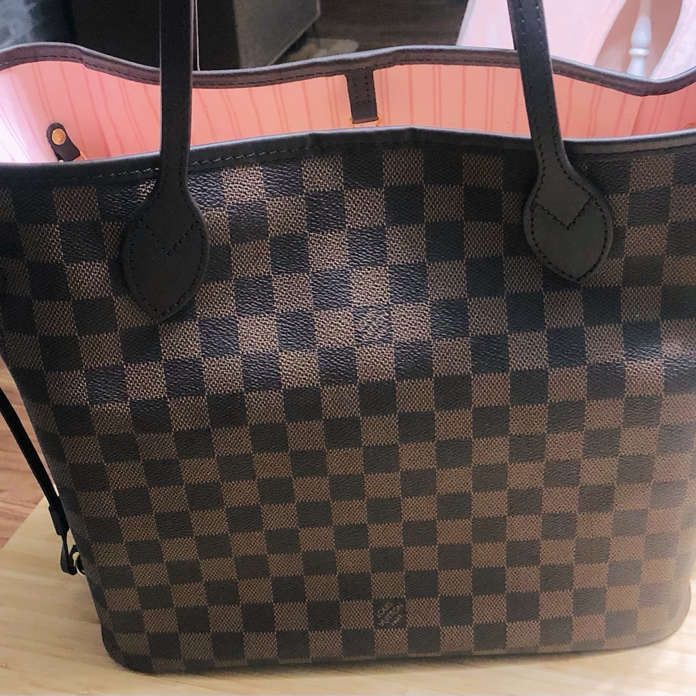 Authentic Louis Vuitton Damier MM with pouchette